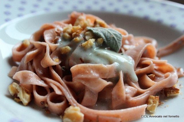 Tagliatelle rosa con gorgonzola e noci