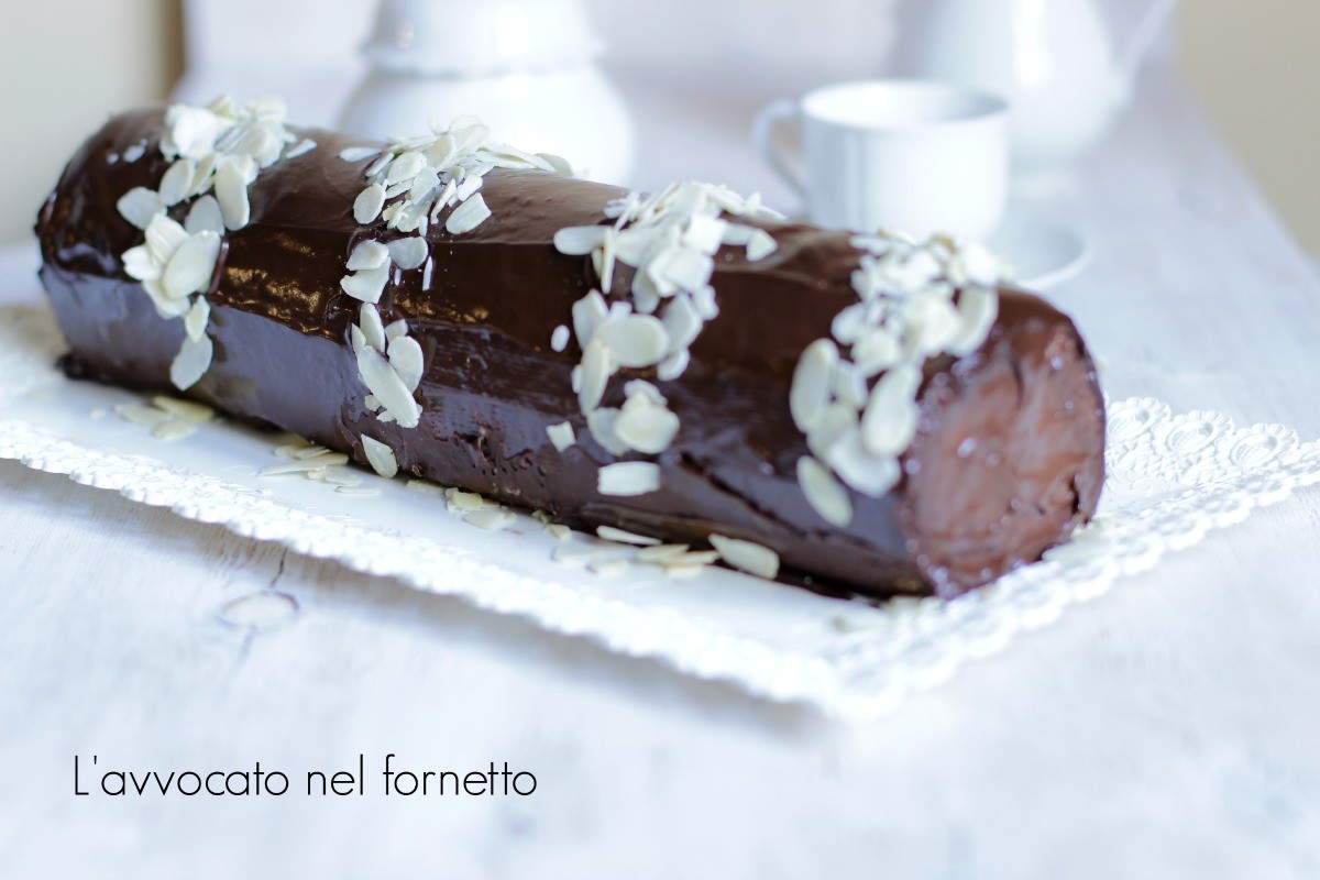 Rotolo al cioccolato e mandorle