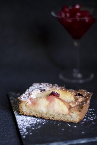 crostata frangipane pesche e amarene