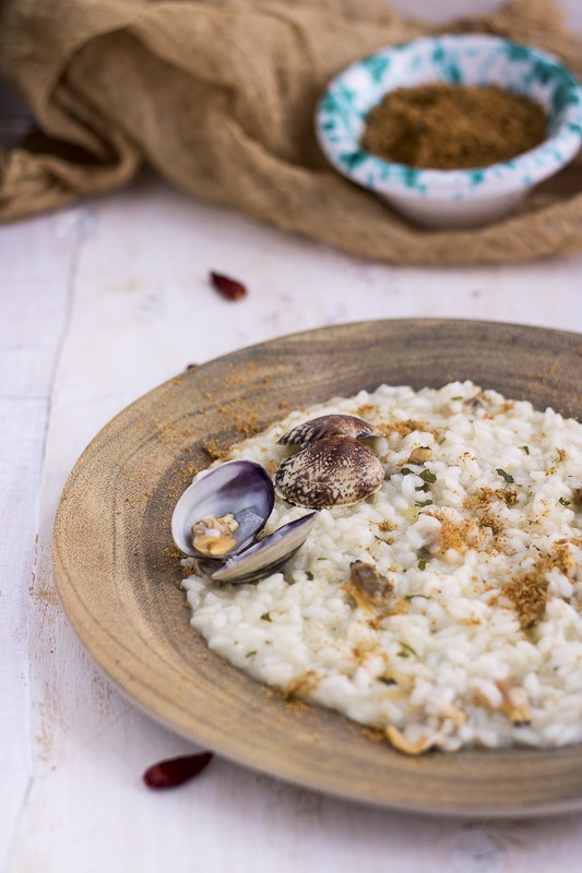 risotto con vongole e polvere di capperi