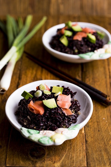 riso nero con salmone e avocado