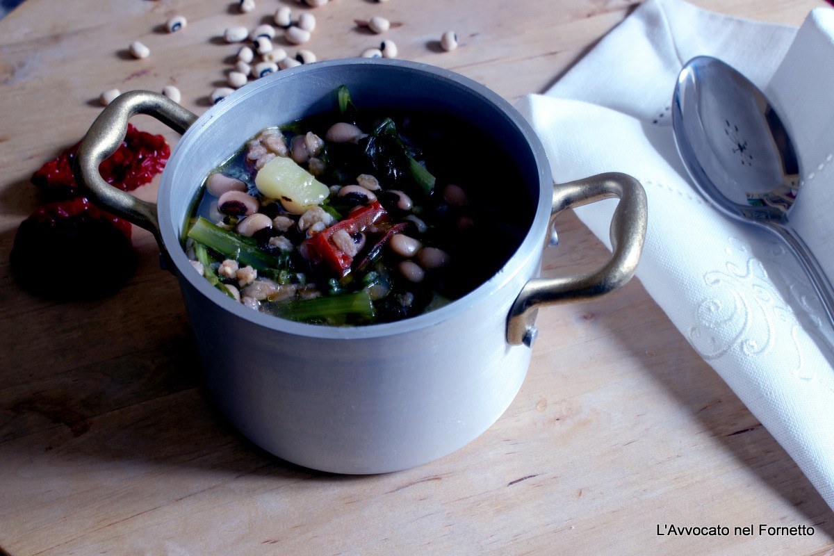 Zuppa di fagioli dall’occhio con pomodori secchi