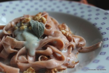 tagliatelle rosa con gorgonzola e noci