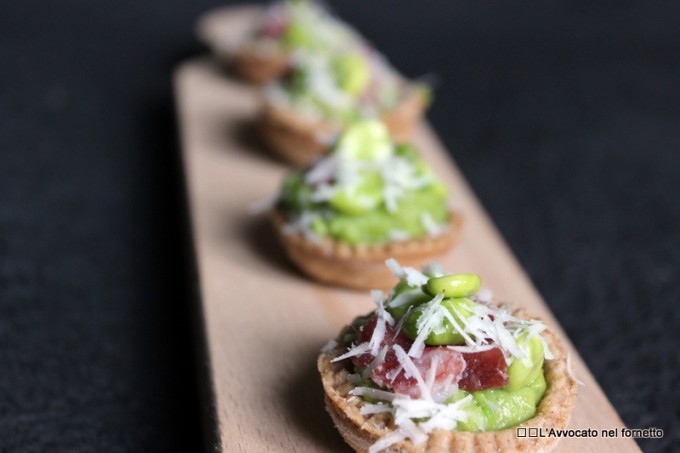 mini crostatine con macco di fave e pecorino