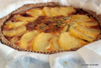 Crostata integrale con fiori di zucca e senape in grani