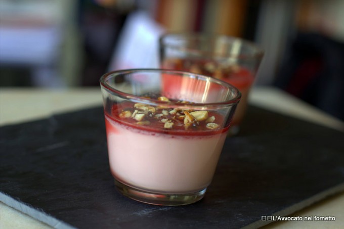 Panna cotta al rabarbaro e croccante salato