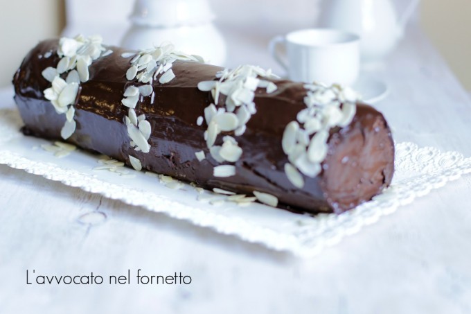 Rotolo al cioccolato e mandorle