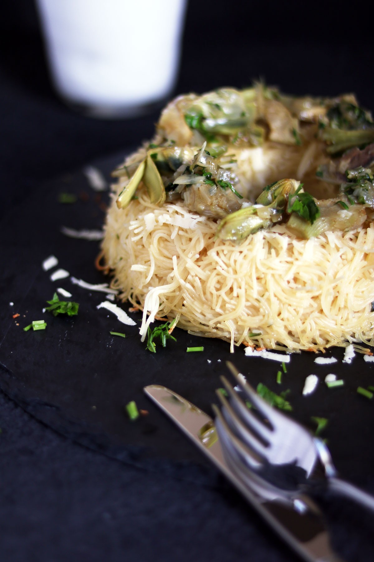 Corona di capellini con carciofi