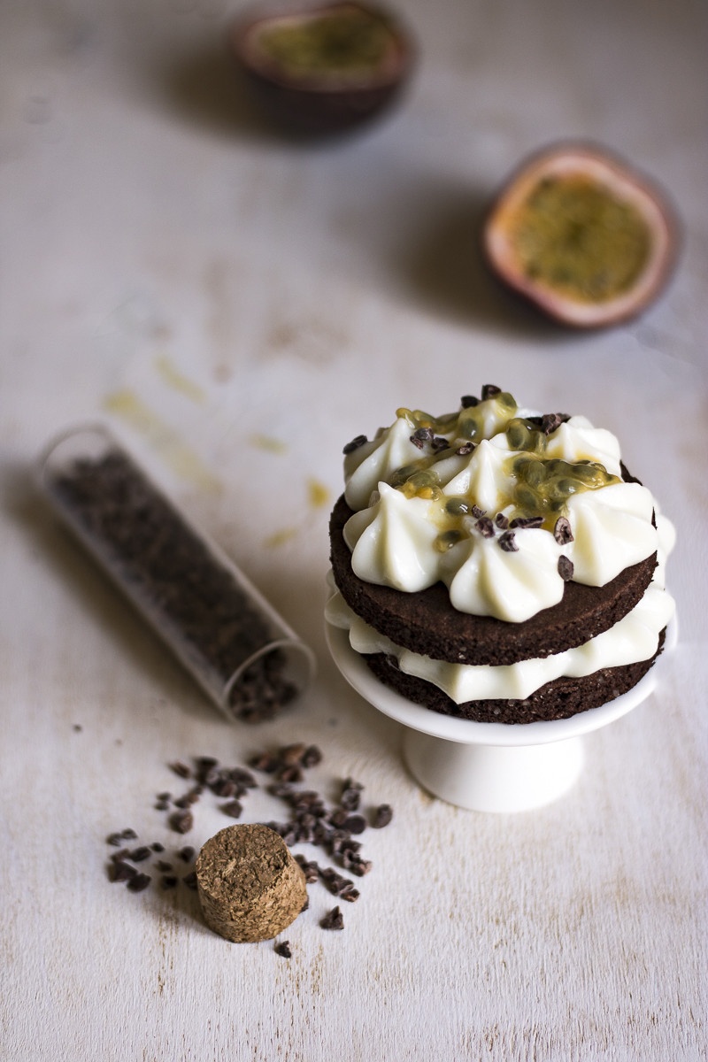 Tortino al cioccolato con crema di ricotta e passion fruit