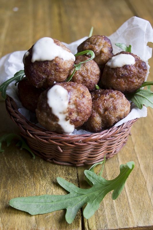 Polpettine speziate con harissa e salsa di yogurt