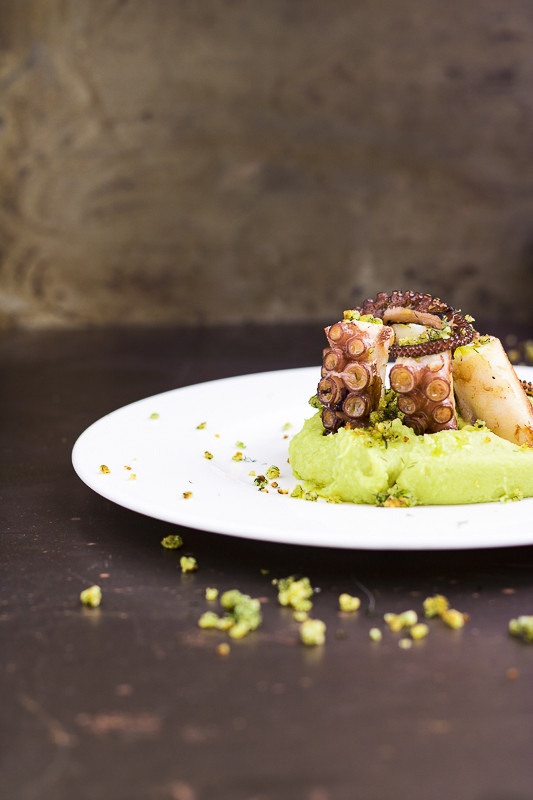 polpo con un macco di fave e granella di pistacchi