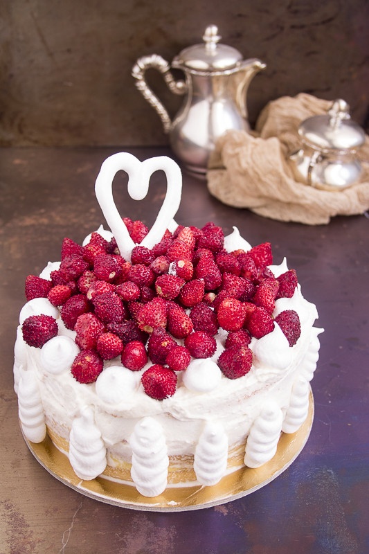 torta di compleanno con panna crema e fragoline