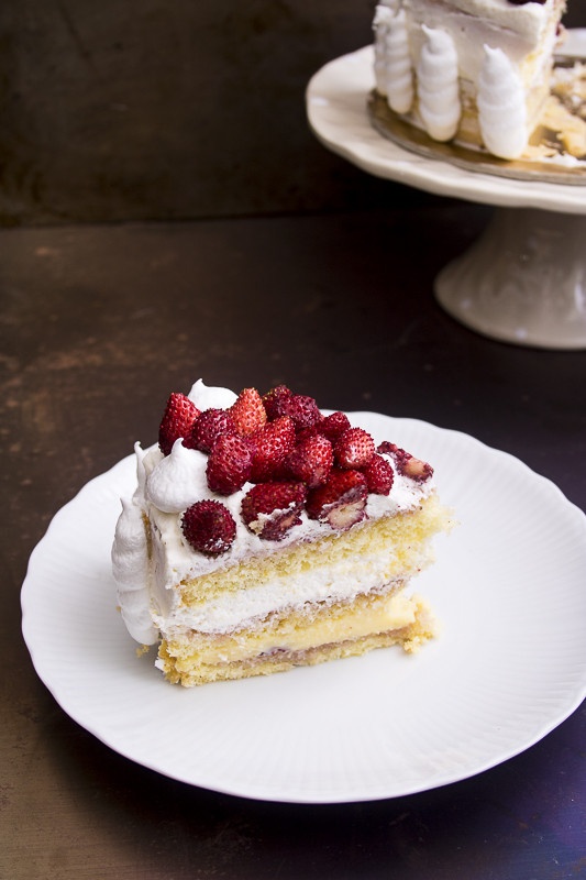 torta di compleanno con crema panna e fragoline